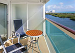 Camarote espacioso con balcón y vista al mar
