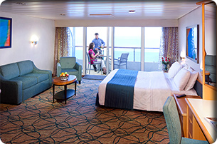 Camarote espacioso con balcón y vista al mar para huéspedes con necesidades especiales